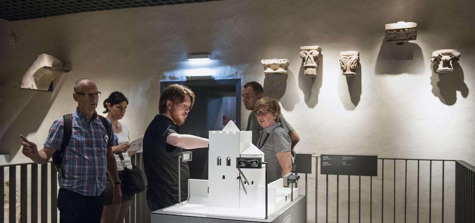 Museumsbesucher betrachten eine Bauskulptur