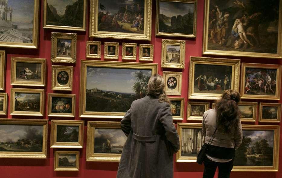 Zwei Museumsbesucherinnen betrachten Gemälde aus der Sammlung Daems