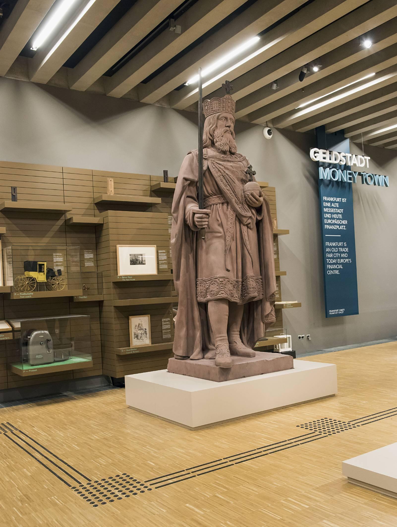 Das Foto zeigt die Statue von Karl dem Großen in der Dauerausstellung.