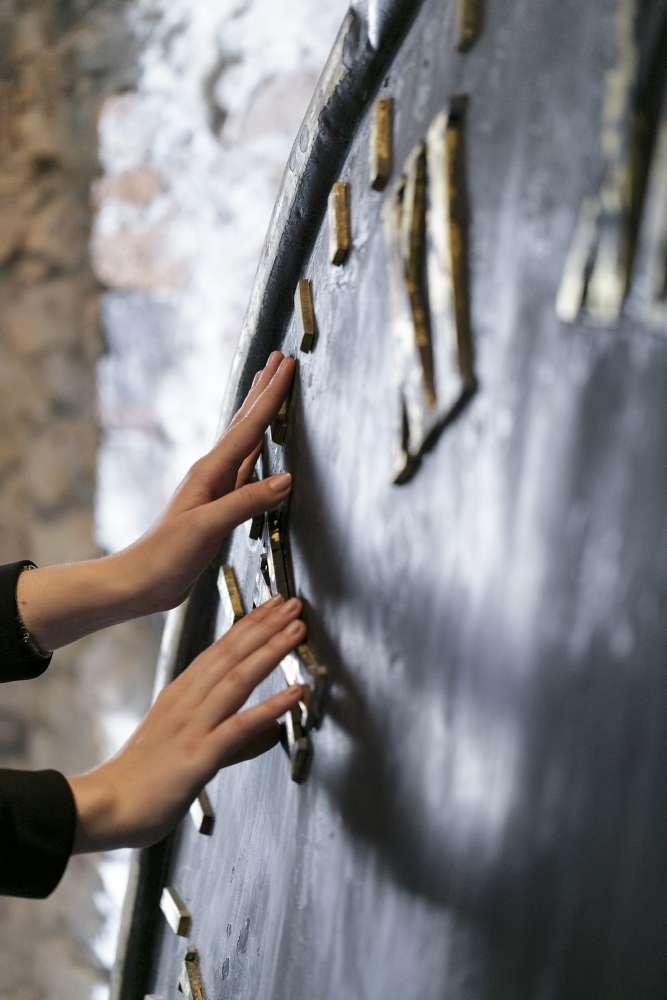 Das Foto zeigt zwei Hände an den Uhrzeigern der Rententurm-Uhr.