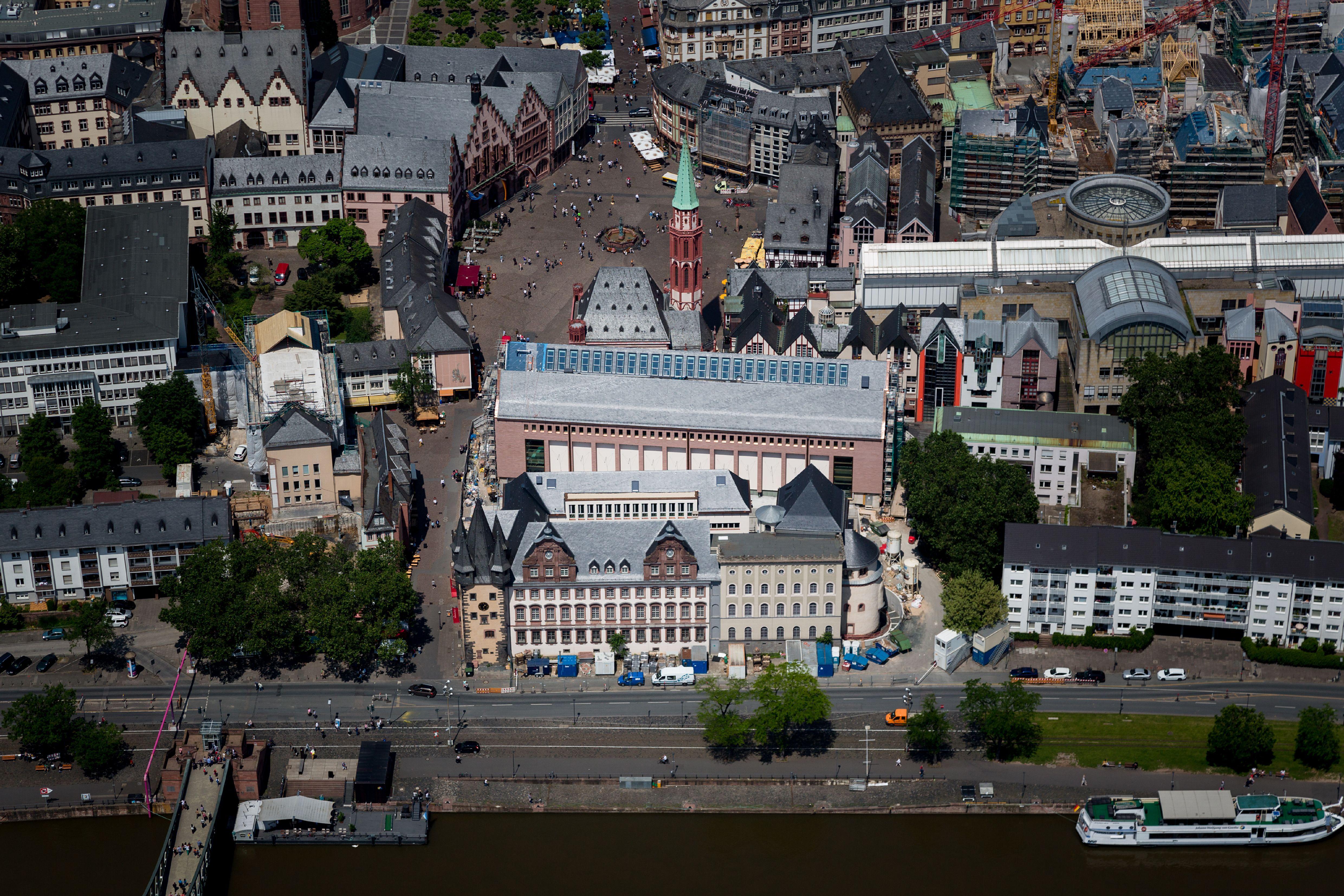 Das Foto zeigt das Historische Museum und den Römerberg in Frankfurt aus der Vogelperspektive.