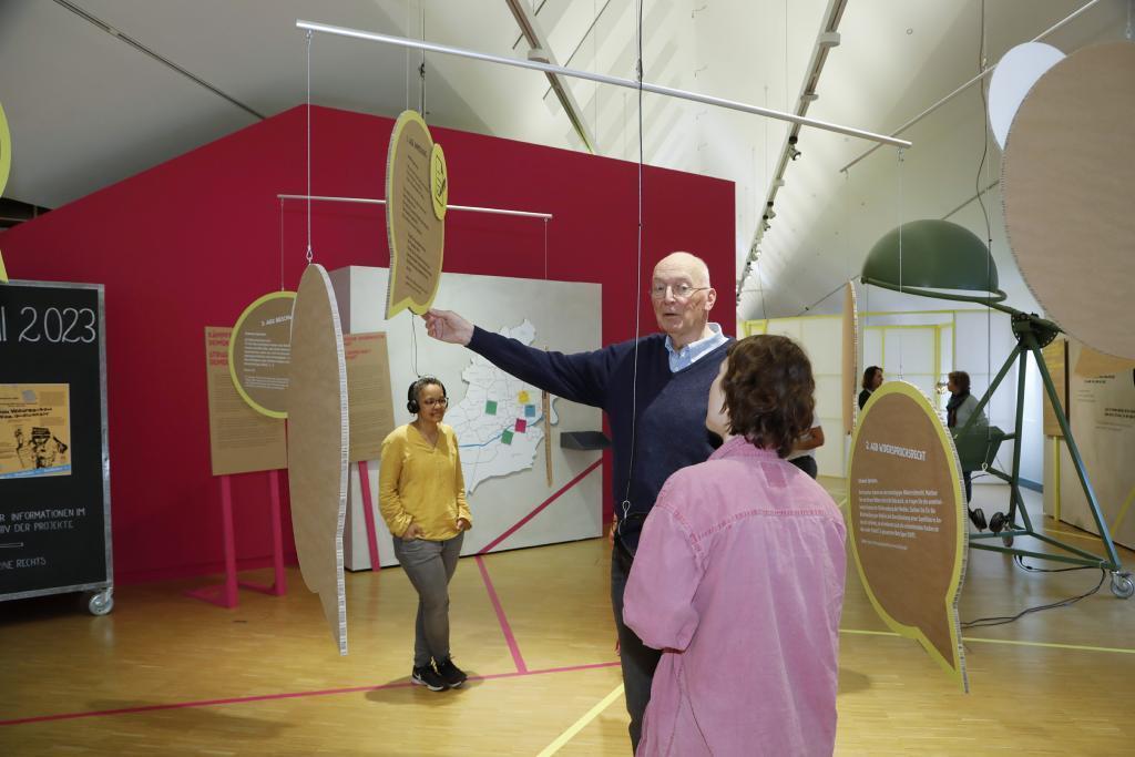 Menschen in der Ausstellung im Stadtlabor Demokratie: Vom Versprechen der Gleichheit