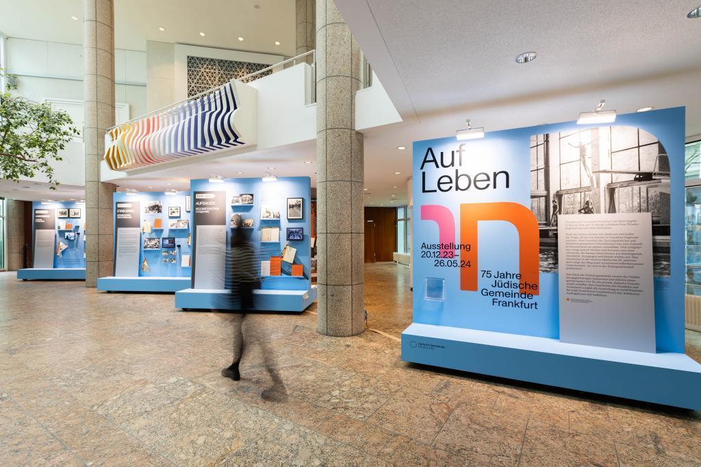 Blick in die Ausstellung "Auf Leben. 75 Jahre Wiederbegründung der Jüdischen Gemeinde Frankfurt"