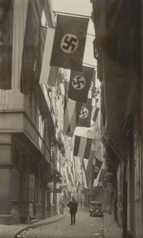 Beflaggung in der Frankfurter Bendergasse am 1. Mai 1933, Fotografie von Leonhard Kleemann, © HMF