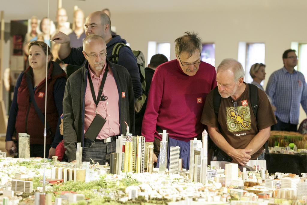 Besucher bestaunen das Frankfurt-Modell © HMF Stefanie Kösling