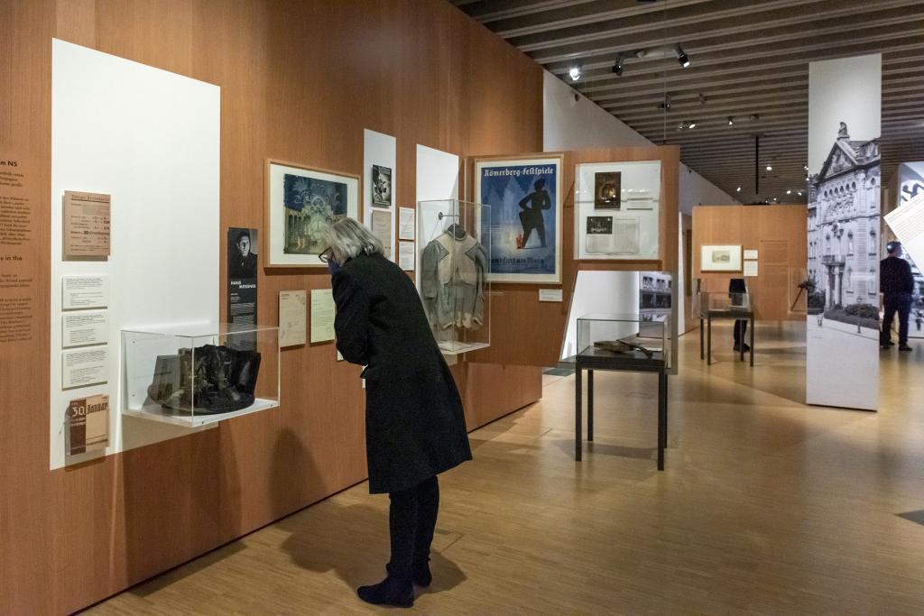 Besucherin in der Ausstellung Eine Stadt macht mit © HMF, Petra Welzel Besucherin in der Ausstellung Eine Stadt macht mit © HMF, Petra Welzel