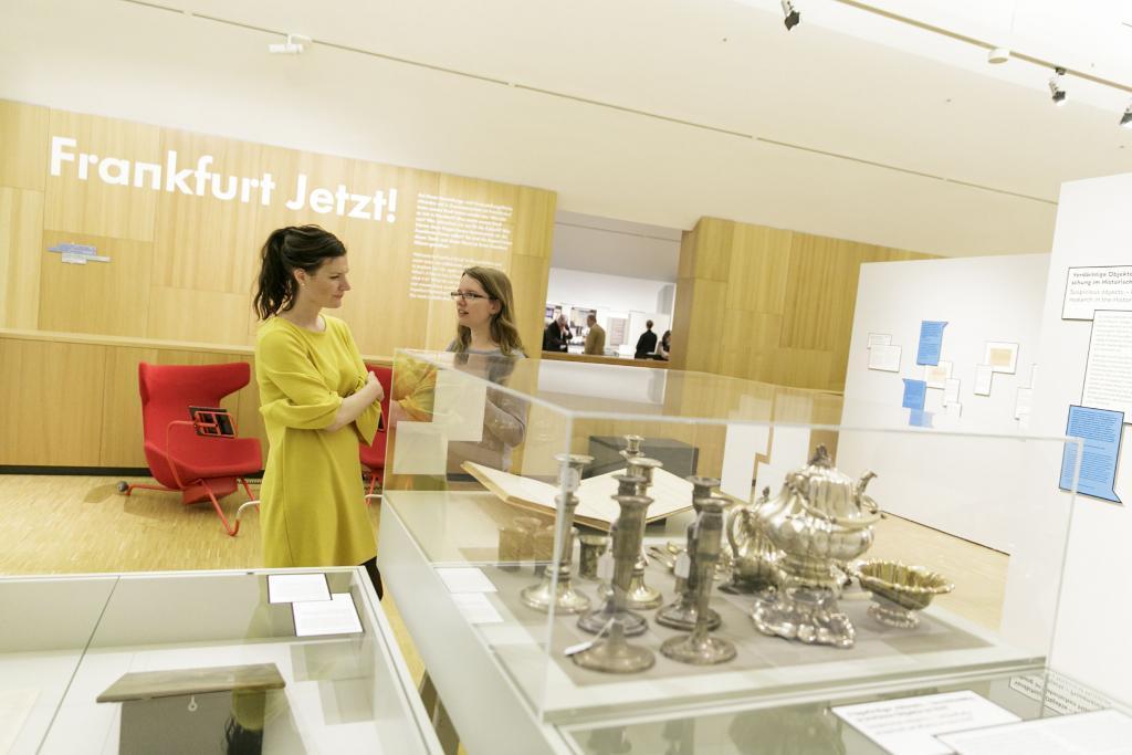 Gekauft. Gesammelt. Geraubt? Besucherin in der Ausstellung (c) HMF, Stefanie Kösling
