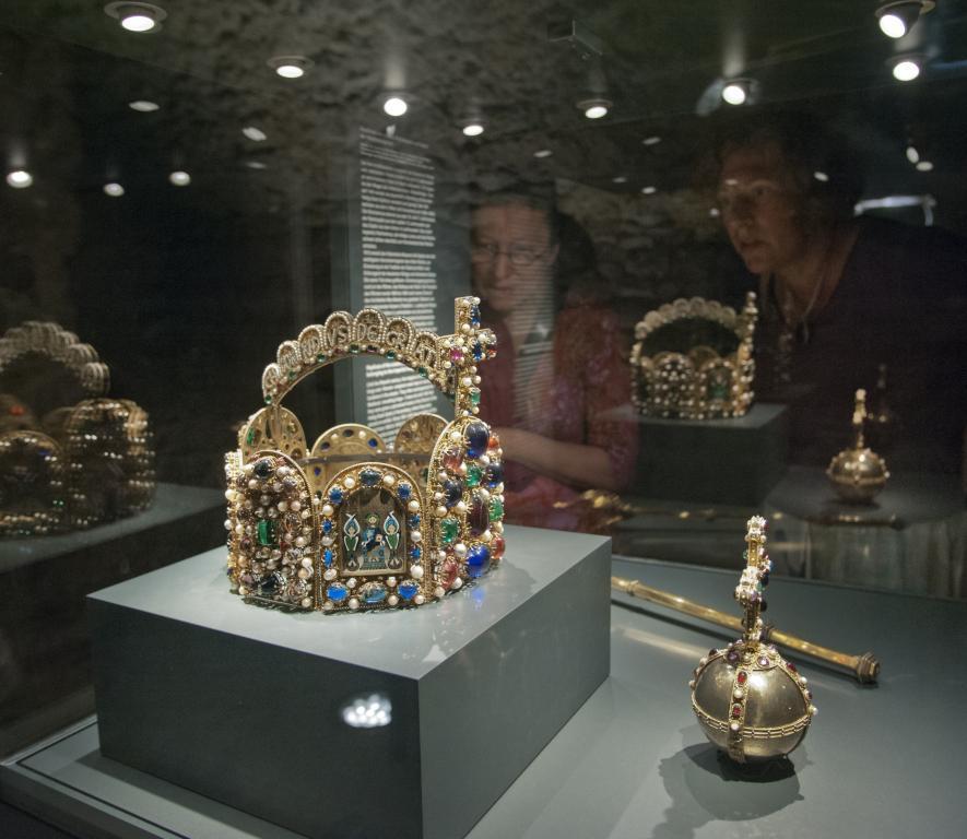 Die Krönungsinsignien in der Schatzkammer Stauferzeit © HMF Petra Welzel