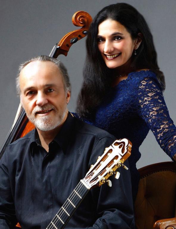 Duo_Burstein_Legnani © Markus Weiler Ariana Burstein und Robert Legnani mit Cello und Gitarre vor grauem Hintergrund