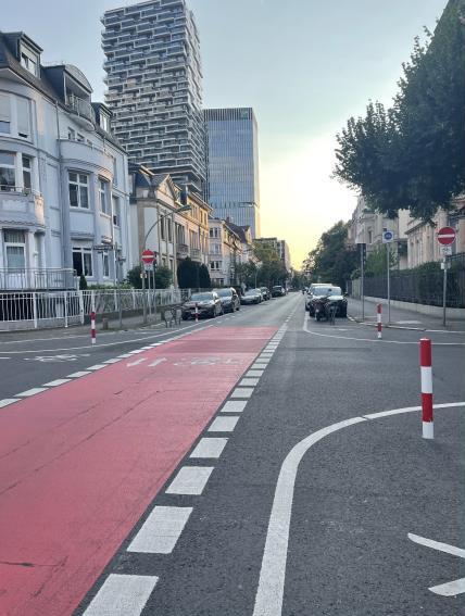 Fahrradstraße in Frankfurt, Foto Simon Werschmöller Fahrradstraße in Frankfurt, Foto Simon Werschmöller