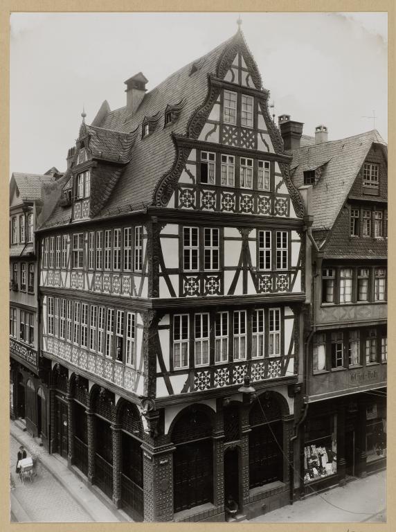 Goldene Waage, Ecke Höllgasse, Alter Markt, Frankfurt am Main, 1928, Fotografie Schwarz-weiße Eck-Fotografie der Goldenen Waage von 1928