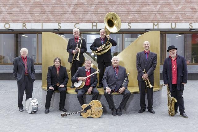 HMF-Allstars mit Instrumenten auf dem Museumsplatz 