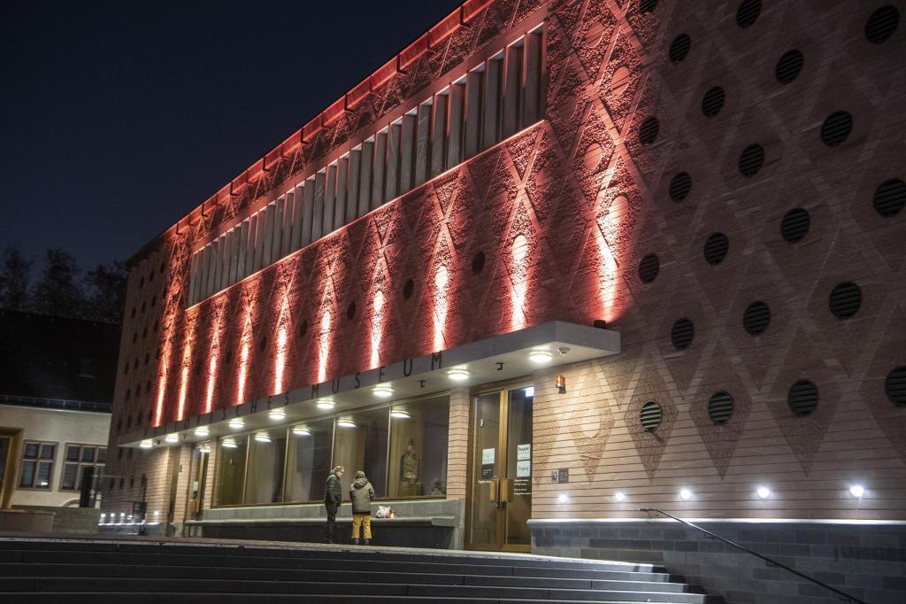 Das Museum orange beleuchtet zum Tag gegen Gewalt gegen Frauen