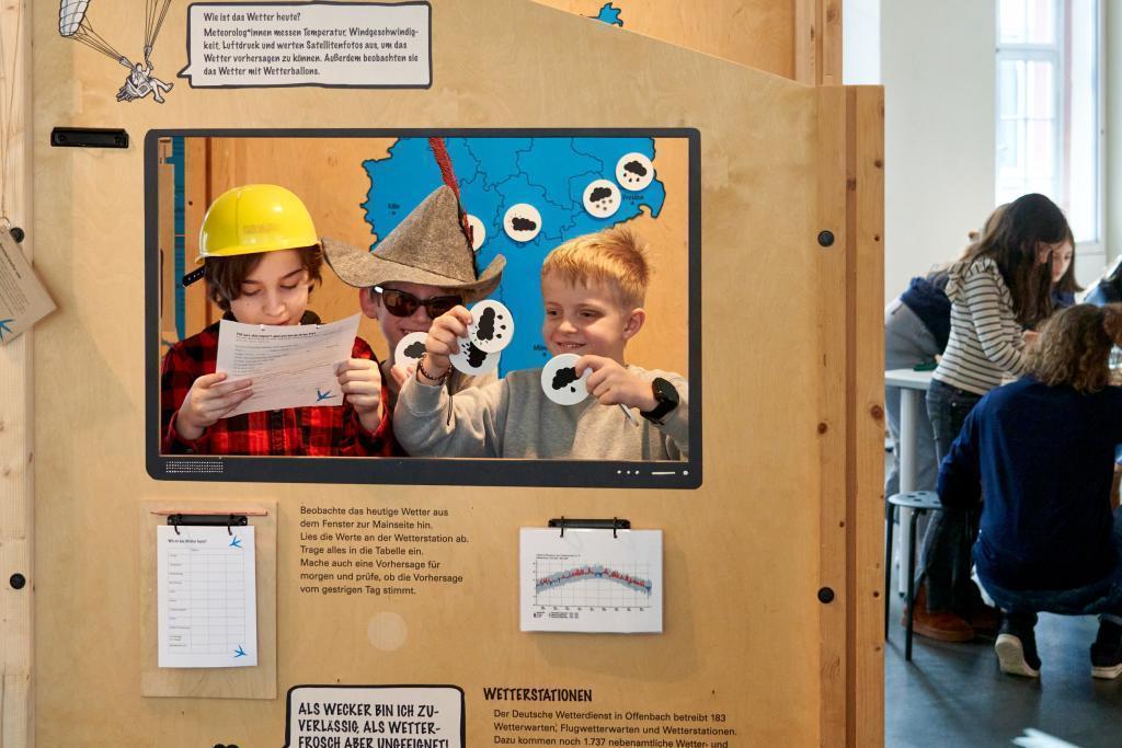 Kinder gestalten einen Wetterbericht im Jungen Museum ©JENSGERBER