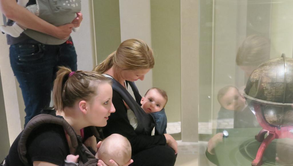 manduca Führung © HMF Frauen mit Babys vor Ausstellungsobjekt