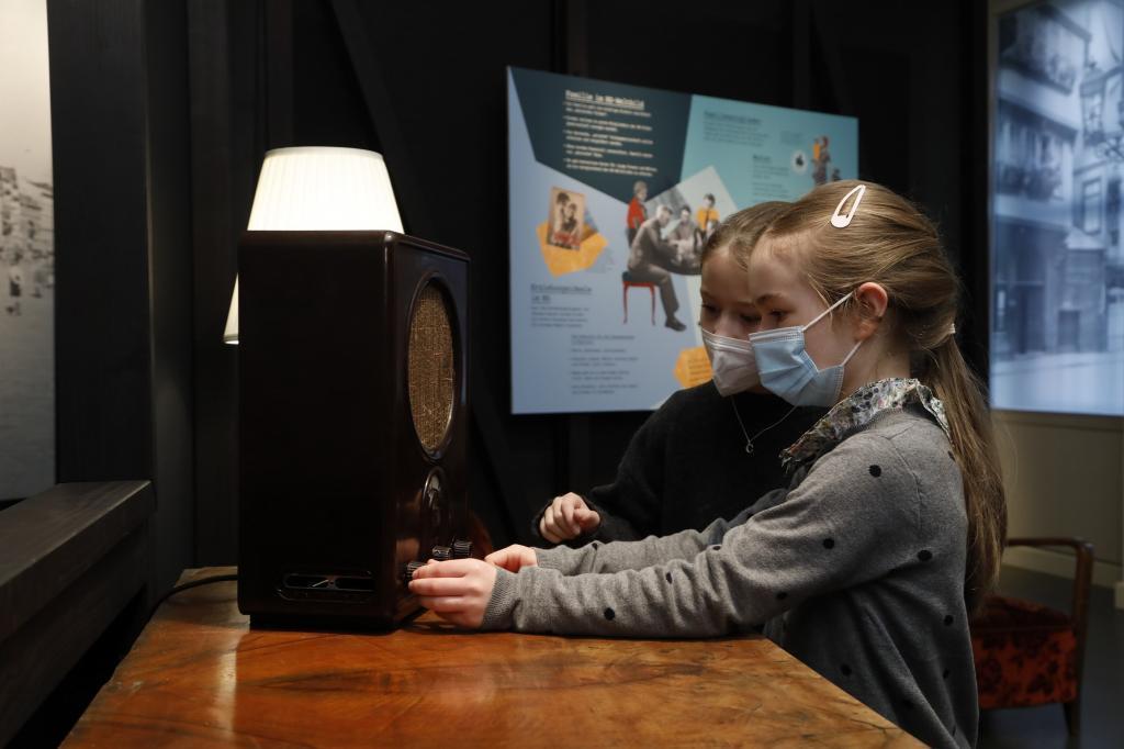 Nachgefragt, Bereich Familie, Audiostation Volksempfänger © Junges Museum Frankfurt, Uwe Dettmar Nachgefragt, Bereich Familie, Audiostation Volksempfänger © Junges Museum Frankfurt, Uwe Dettmar