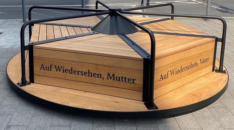 Das Waisen-Karussell, Mahnmal für die Kindertransporte 1938/1939 von Yael Bartana. Foto:Alexander Paul Englert