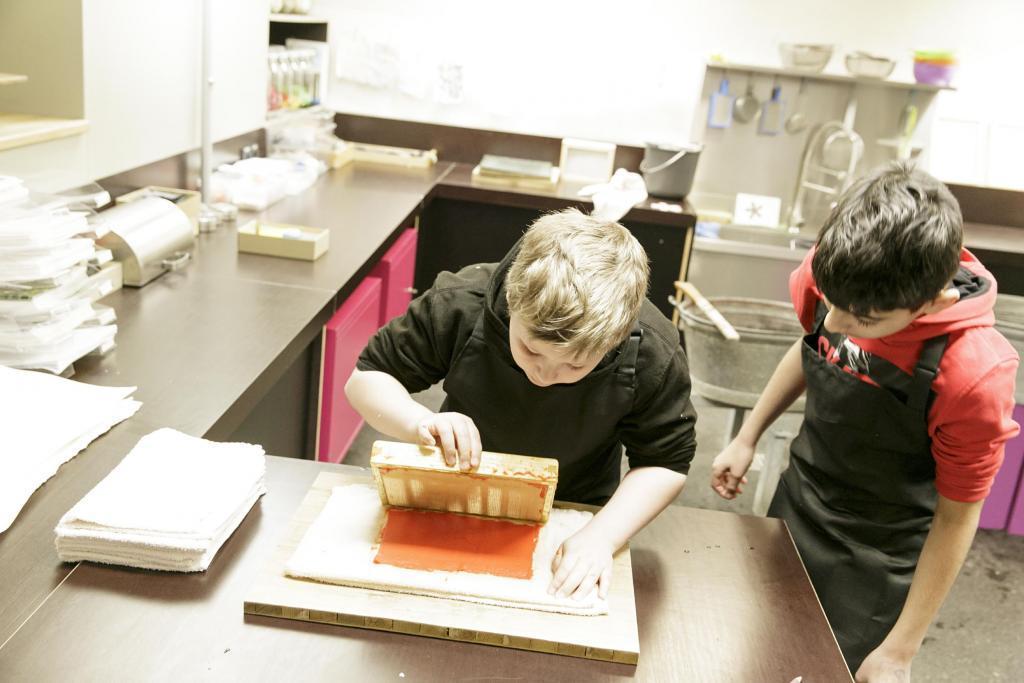 Papierwerkstatt im Jungen Museum © HMF Stefanie Kösling