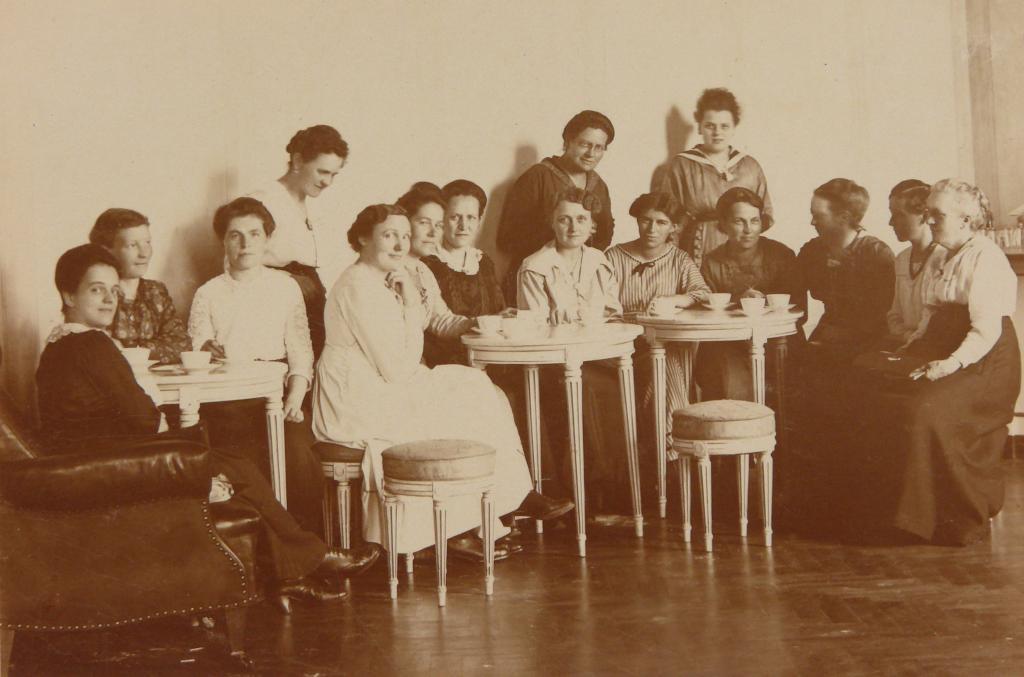 Kaffeepause der weiblichen Abgeordneten der Nationalversammlung in Weimar, Fotografie, 1919. Nachlass der Abgeordneten Johanna Tesch. Inv.-Nr. Ph22601 © HMF.