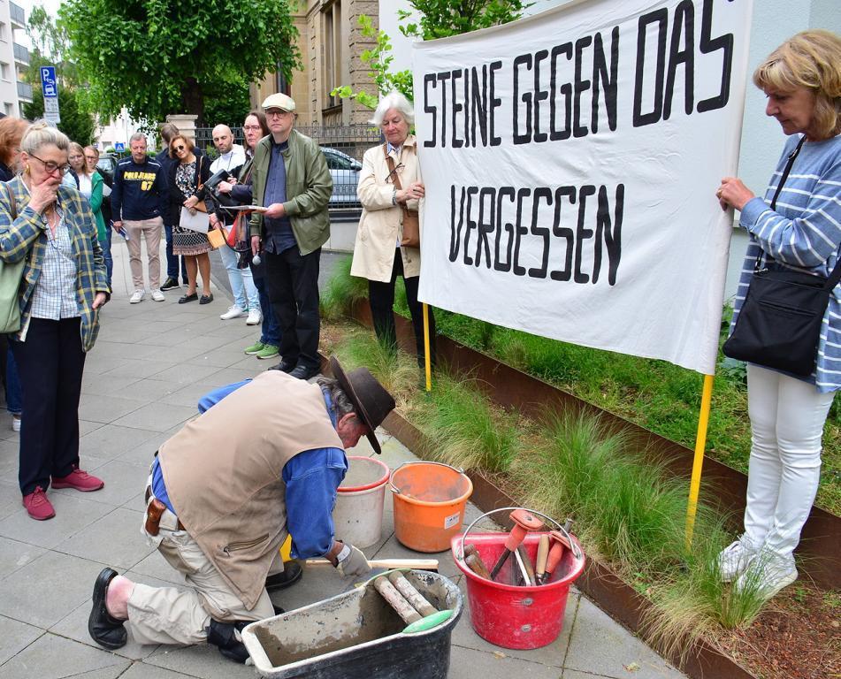  Gunter Demnig bei einer Stolpersteinverlegung in der Rheinstraße. Foto: Initiative Stolpersteine Frankfurt am Main