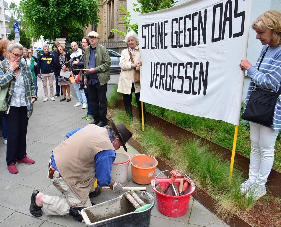 Gunter Demnig bei einer Stolpersteinverlegung in der Rheinstraße. Foto: Initiative Stolpersteine Frankfurt am Main Gunter Demnig bei einer Stolpersteinverlegung in der Rheinstraße. Foto: Initiative Stolpersteine Frankfurt am Main
