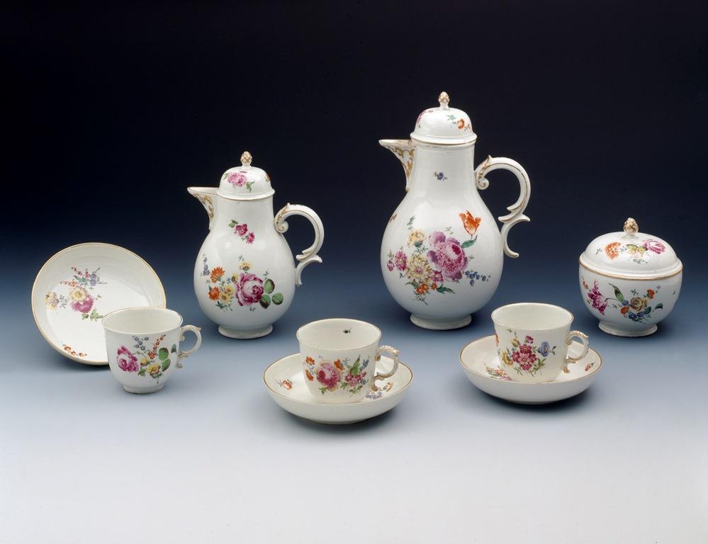 Kaffeeservice, Manufaktur Höchst © HMF Uwe Dettmar Kaffeeservice aus Porzellan mit Blumenmalereien
