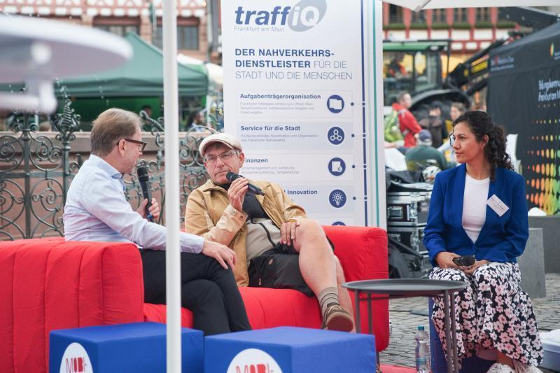 Der Mobilitätsdezernent auf dem roten Sofa