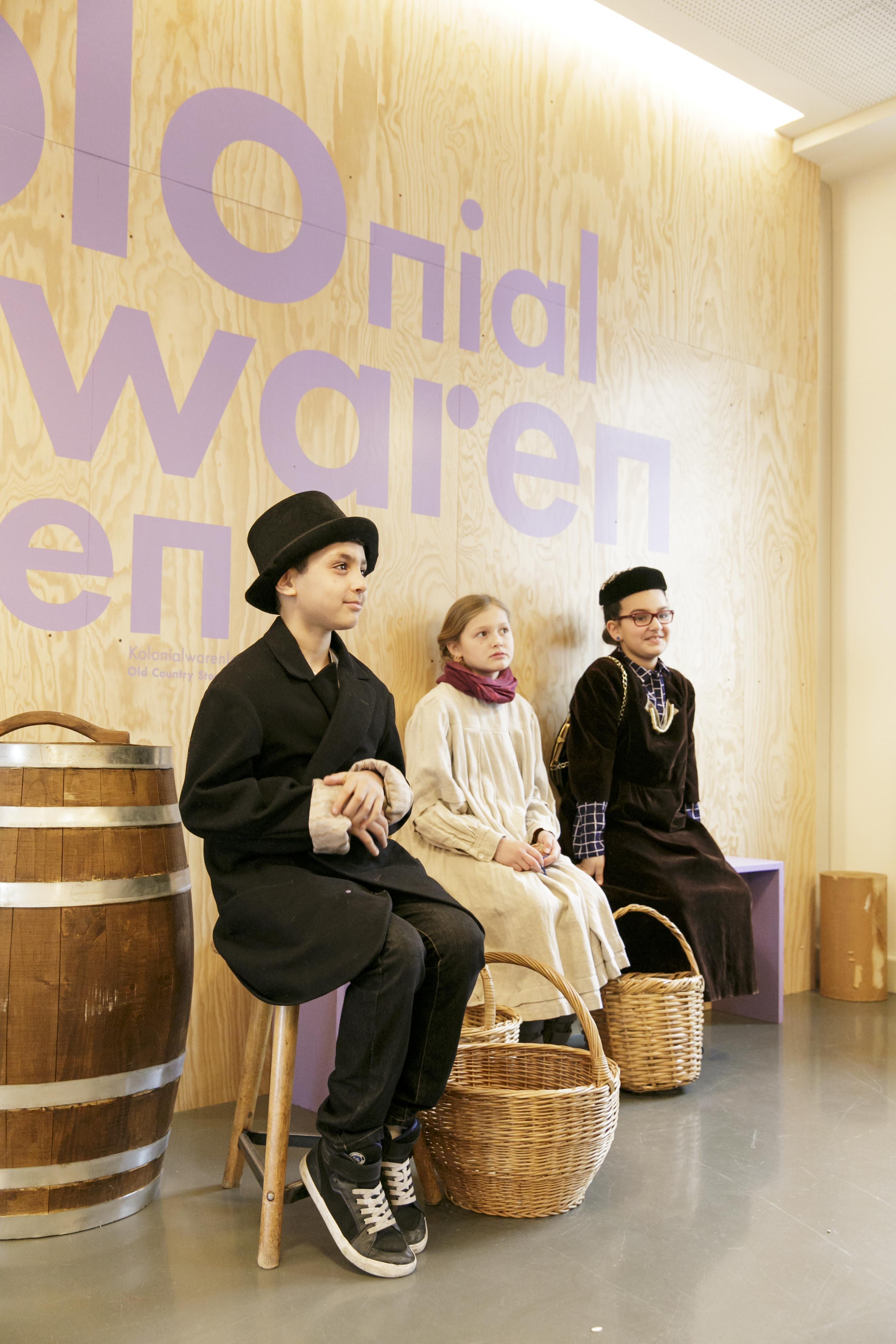 Das Foto zeigt Kinder im Kolonialwarenladen des Jungen Museums