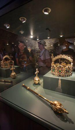 Ein Foto zeigt die Reichsinsignien, Krone und Zepter, in der Dauerausstellung Stauferzeit.