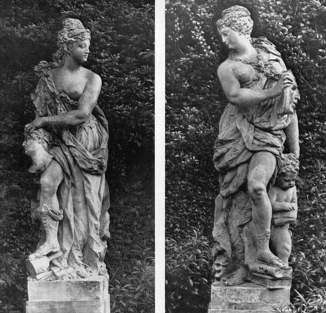 Das Schwarz-Weiß-Foto zeigt zwei Skulpturen, die die Bildhauer- und die Schauspielkunst darstellen. 