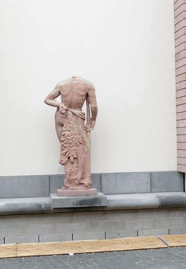 Das Foto zeigt eine kopflose Herkulesskulptur