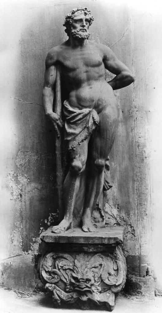 Das Foto zeigt die Herkulesskulptur vor ihrer Zerstörung, mit Kopf.