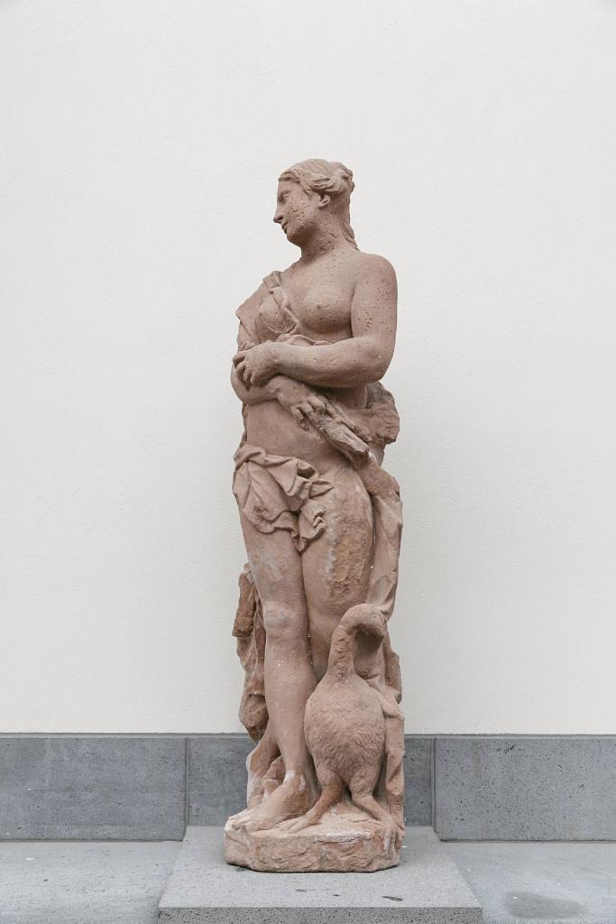 Das Foto zeigt eine Skulptur der Juno mit einem Pfau