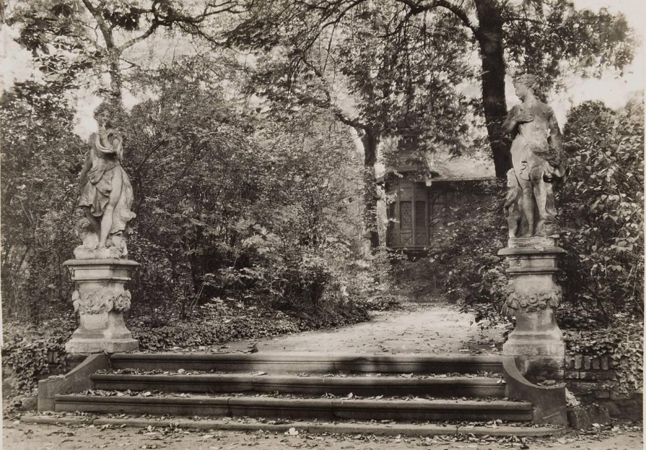 Das historische Foto zeigt drei Stufen im ehemaligen Holzmannschen Garten mit einer Skulptur der Diana