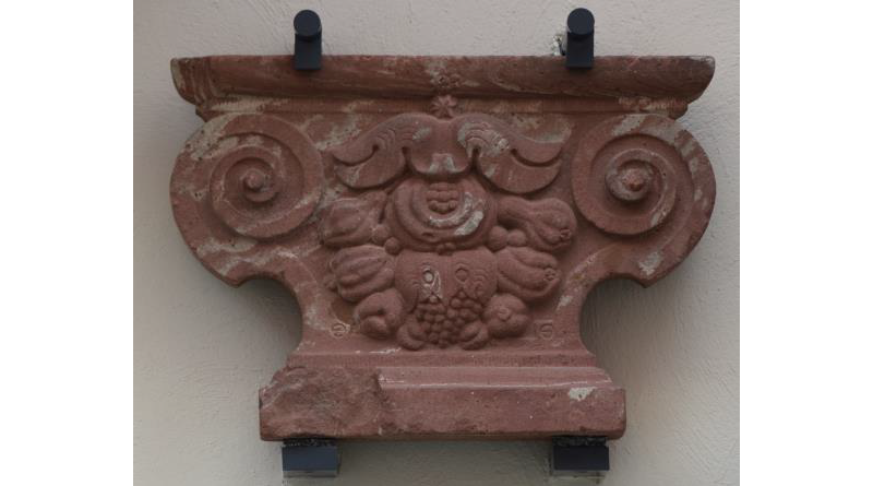 Pilasterkapitell aus Rotsandstein