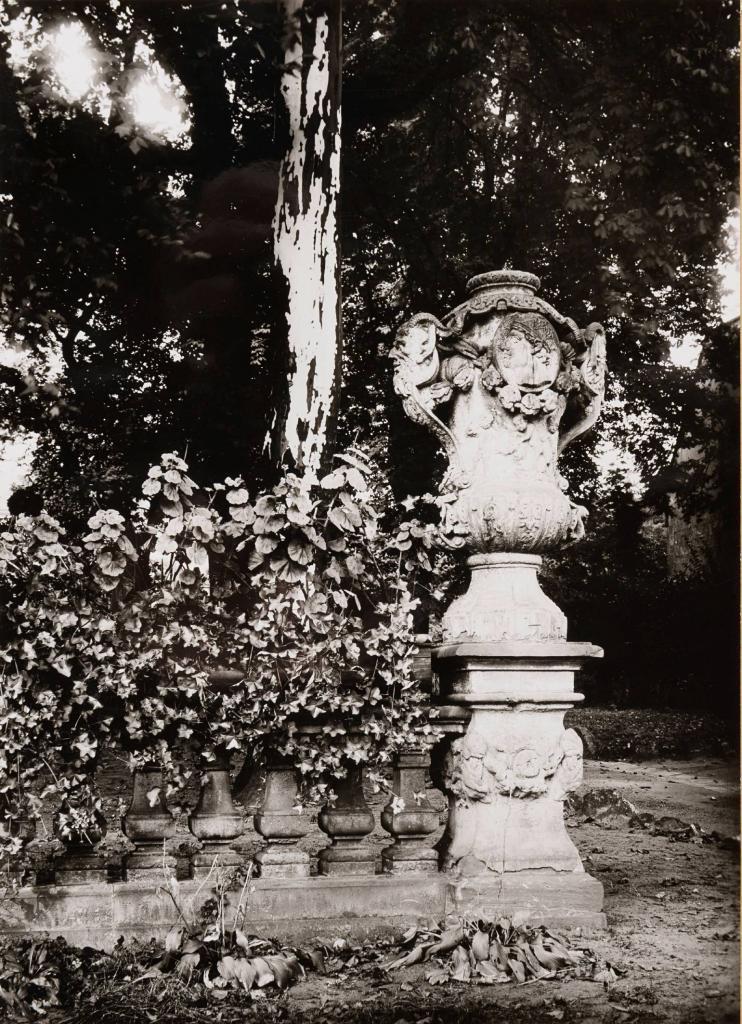 Das historische Foto zeigt die Skulptur einer Gartenvase im Holzmann'schen Garten