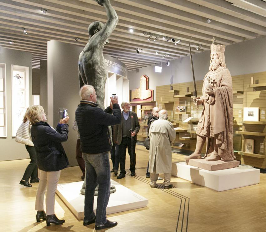 Blick in die Ausstellung mit Statue von Karl dem Großen