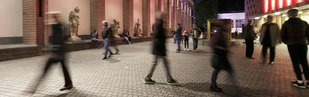 Besucher auf dem Museumsvorplatz