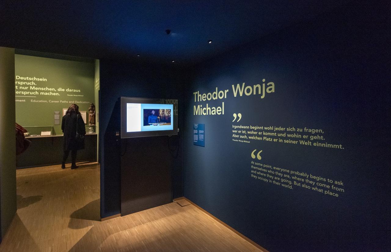 Das Foto zeigt eine blaue und eine grüne Wand im Biografischen Kabinett Theodor Wonja Micheal 