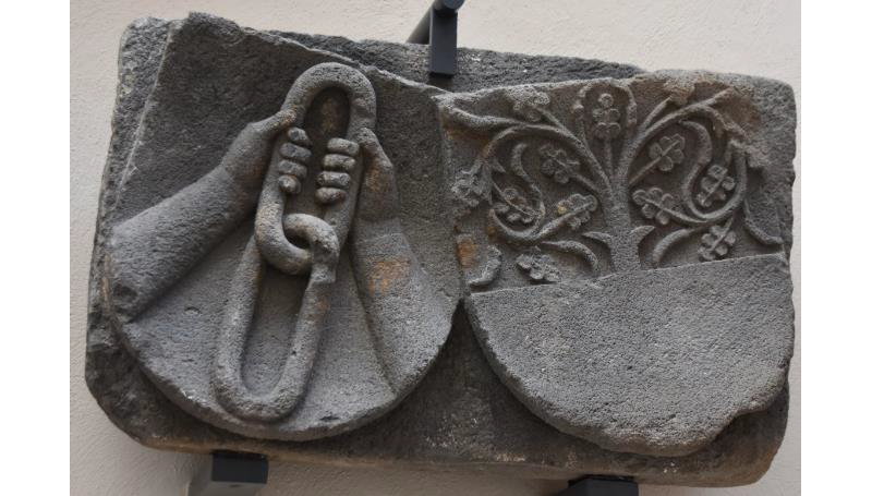 Wandtafel aus Basalt mit einem Doppelschild