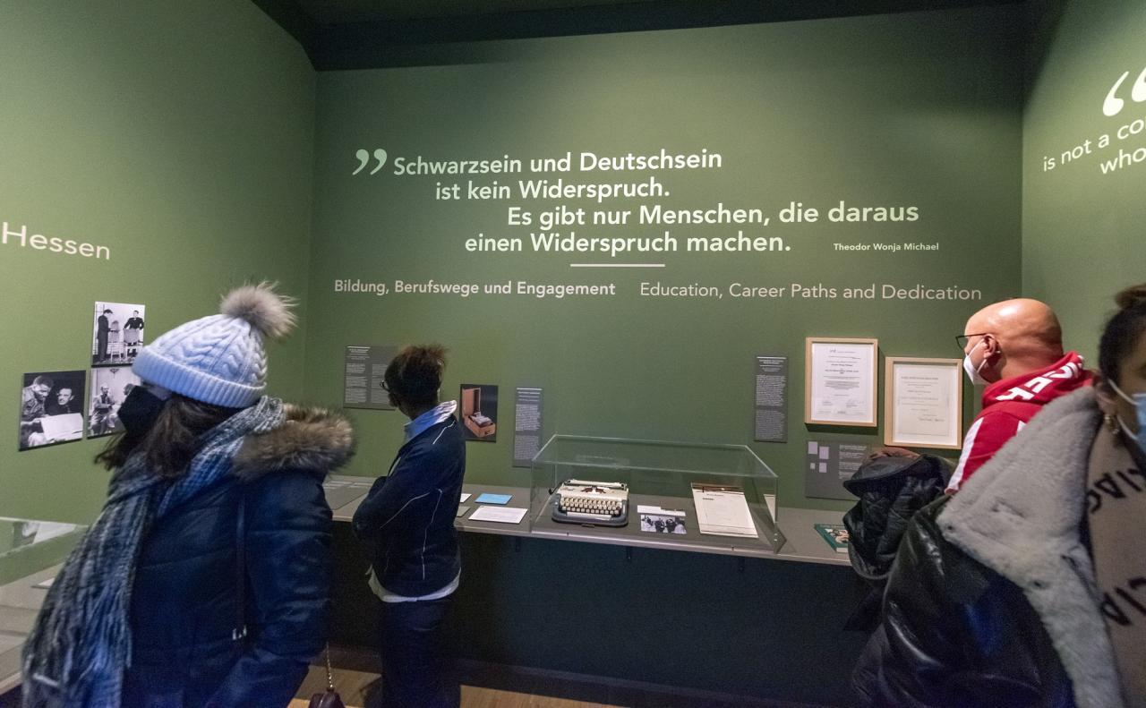 Das Foto zeigt Besucher im Biografischen Kabinett Theodor Wonja Michael. 