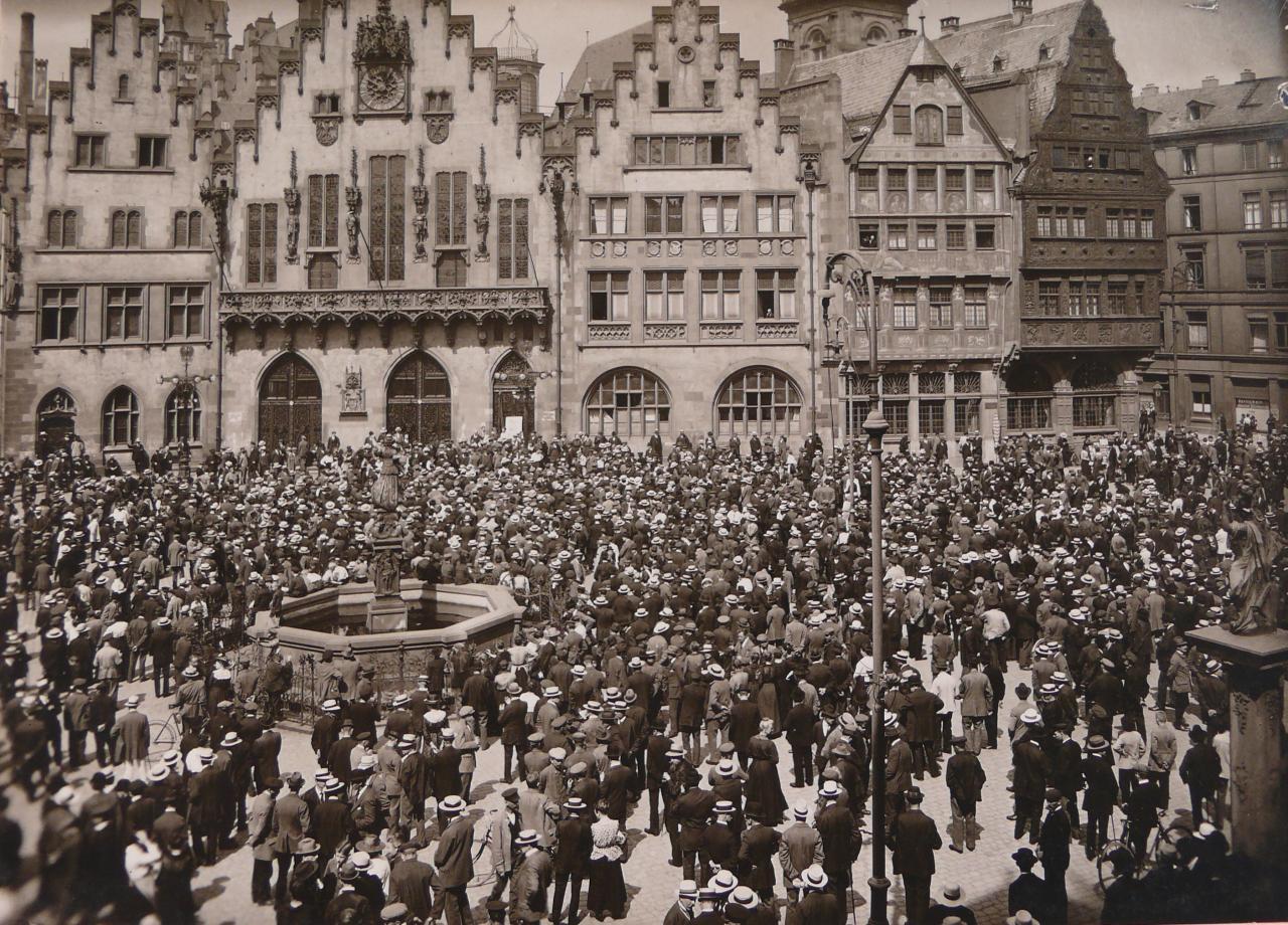 Das historisches Foto zeigt Kundgebung auf dem Römerberg anlässlich der Beerdigung von Rosa Luxemburg am 13. Juni 1919