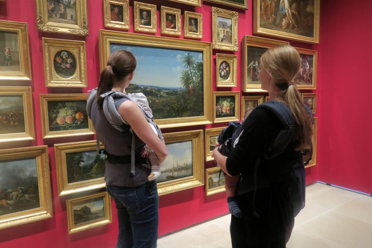 Das Bild zeigt zwei Frauen mit Babys in der Ausstellung des Sammlermuseums