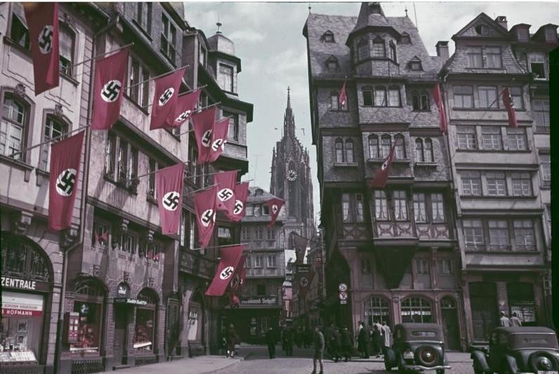 Das historische Foto von ca. 1938 zeigt Hakenkreuzfahnen an den Häusern Römerberg 34, 32 und Markt 46 © Institut für Stadtgeschichte Frankfurt am Main