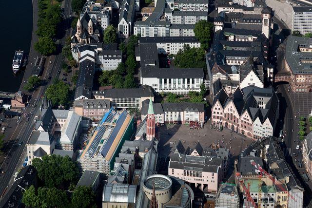 Das Foto ist eine Luftaufnahme des HMF-Quartiers am Römerberg