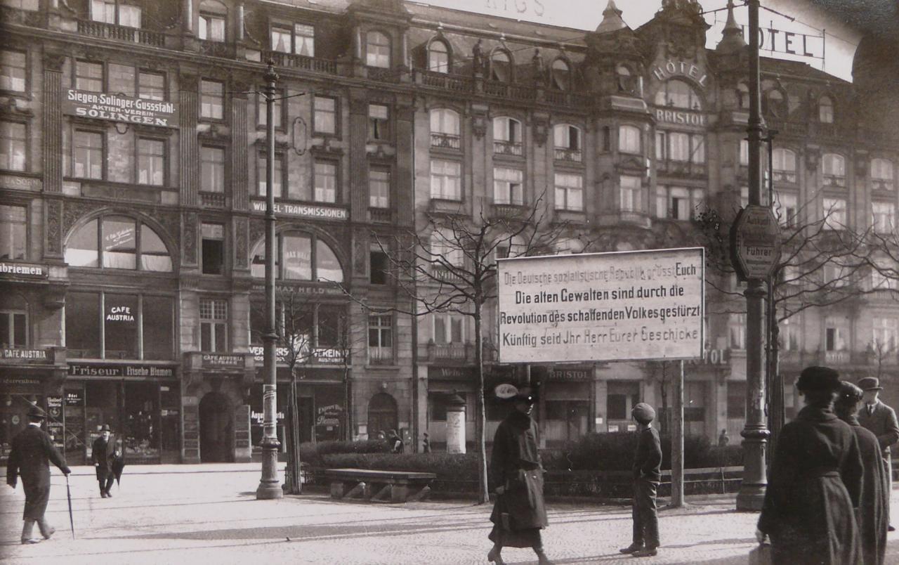 Das historische Foto zeigt das Revolutionsplakat am Frankfurter Hauptbahnhof 1918 