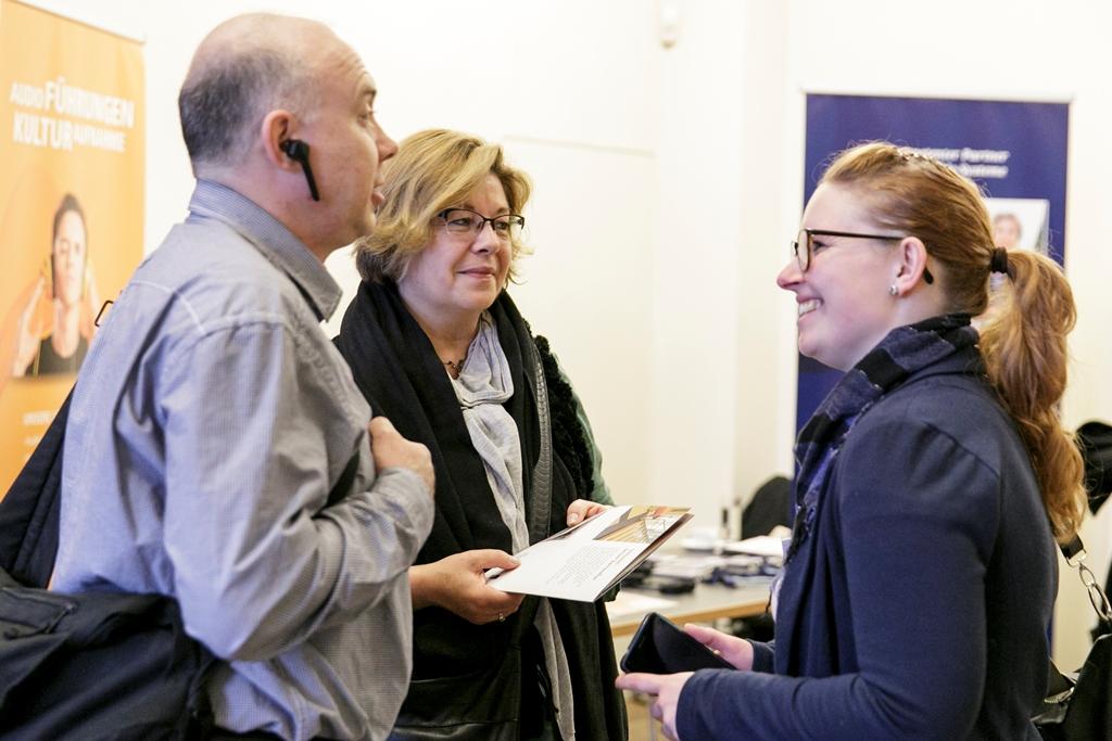 Das Foto zeigt eine Gruppe von Teilnehmern der Fachkonferenz, die sich über neue Projekte austauschen.