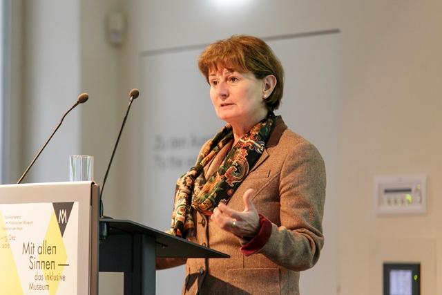 Die Fotografie zeigt die Stadträtin Prof. Dr. Daniela Birkenfeld bei der Begrüßung am Rednerpult