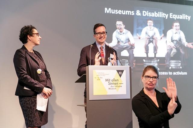 Der Referent Richard Sandell wurde von der Gebärdensprachdolmetscherin Andrea Schaffers übersetzt.