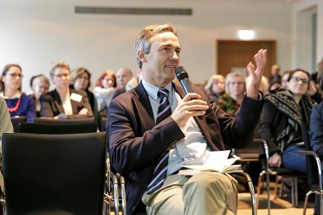 Das Foto zeigt Jan Gerchow, den Direktor des Historischen Museum während einer Diskussionsrunde
